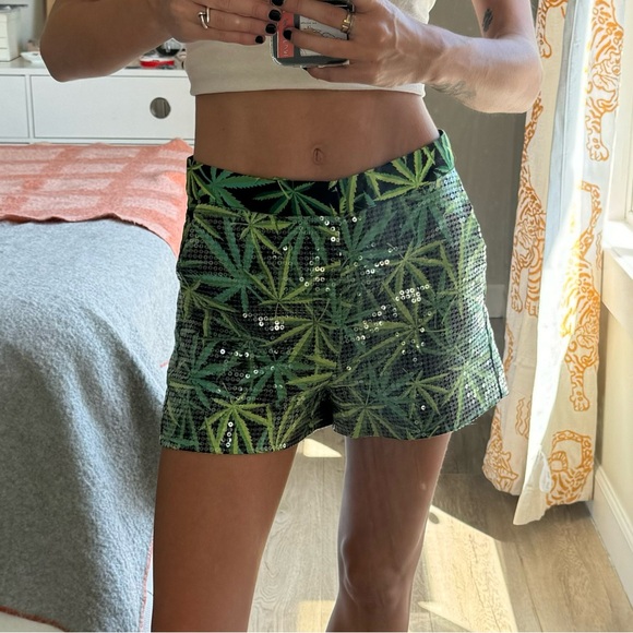 Le Superbe Sequin Graphic Weed Print Shorts - Picture 4 of 6